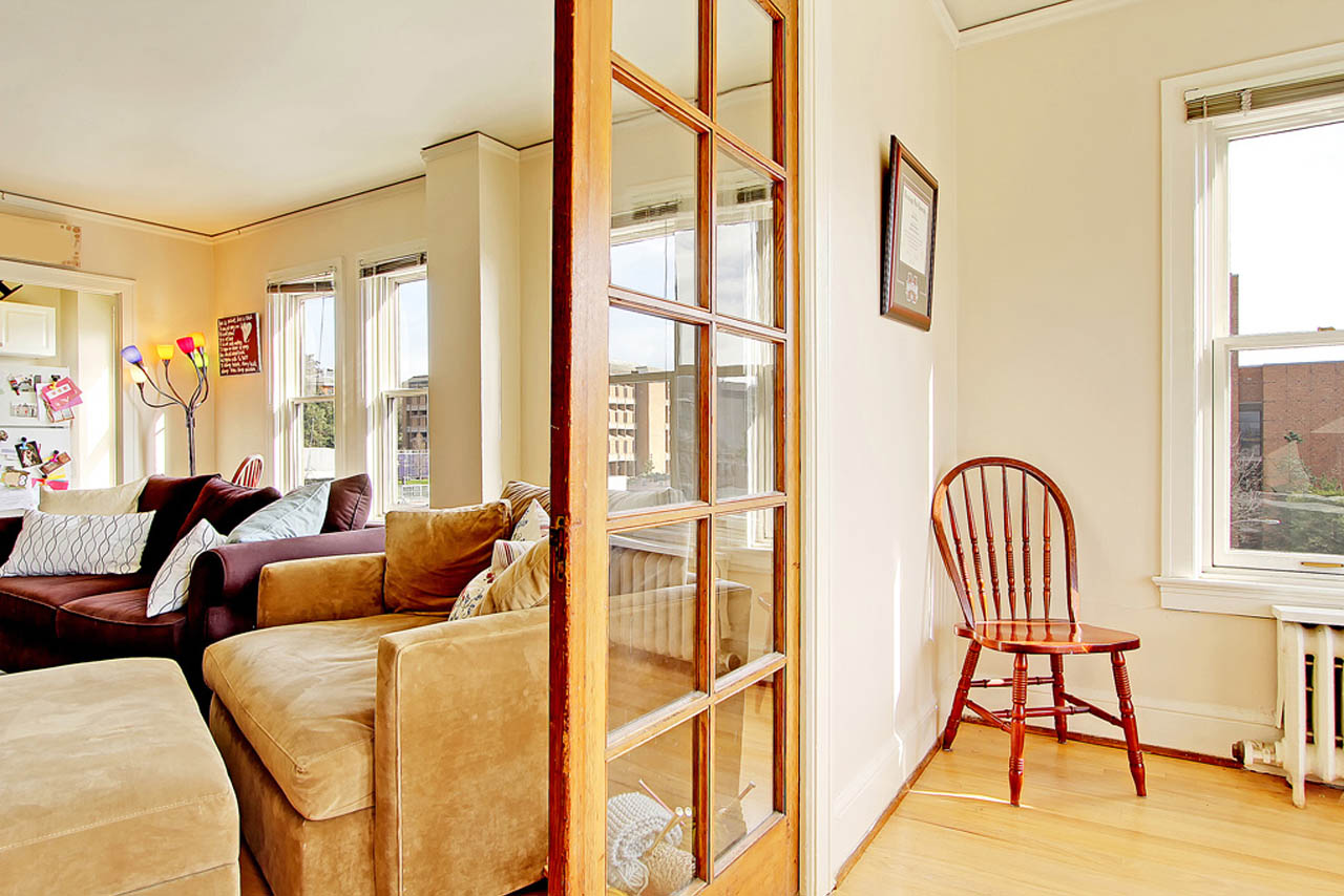 Commodore Duchess Apartments living room