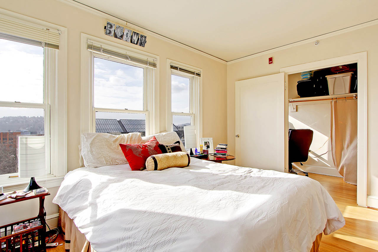 Commodore Duchess Apartments bedroom